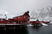 [2] Häuser auf Stelzen auf den Lofoten