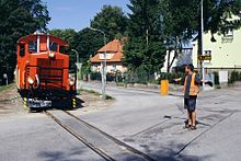 [1] Ein Eisenbahner beim Sichern einer Eisenbahnkreuzung