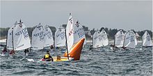 [2] Optimisten raumschots auf einer Regatta, kurz bevor die Tonne gerundet wird