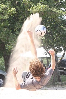 [2] ein Rückzieher beim Strandfußball