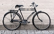 [4] ein an einer Bordsteinkante gelehnter schwarzer Esel in Mexiko-Stadt;
Aufnahme (GFDL 1.2) von Benutzer Ralf Roletschek am 12. Juli 2015