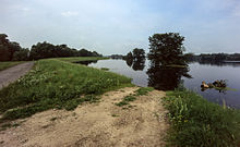 [1] Der Deich an der Oder schützt das Hinterland beim Oderhochwasser 1997.