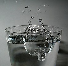 [1] Einschlag eines Wassertropfens in einem Glas