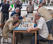 [1] Spieler in Georgien auf der Straße beim Schach.