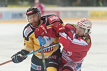 [2] Behinderung des Eishockeyspielers in Rot