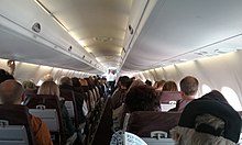 [1] Passagiere sitzen in einem Flugzeug