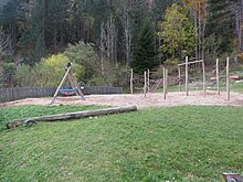 [1] Spielplatz mit Geräten und Sand