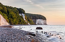 [1] mit Geröll und Findlingen bedeckter Strand im Nationalpark Jasmund;
Aufnahme von Benutzer Moahim am 10. August 2018