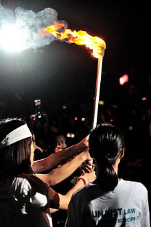 [1] brennende Fackel;
Aufnahme von Laihiuyeung Ryanne am 4. Juni 2010