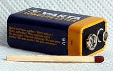[2] 9-Volt-Batterie mit ihren zwei Polen