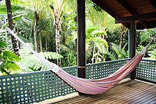 [1] eine Hängematte aus buntem Tuchgewebe ohne Spreizstäbe in einem Resort im australischen Regenwald bei Cape Tribulation;
Aufnahme von Daniel Julie am 1. September 2010