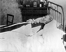 [1] ein Toter auf seinem Sterbebett