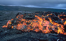 [1] zähflüssige Lava (Aa-Lava / ʻAʻā-Lava) des Kilauea auf Hawaii;
Aufnahme des USGS von etwa 1998