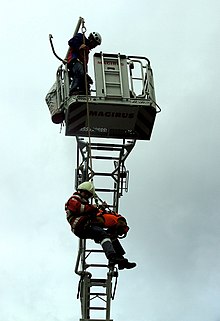 [1] Rettungskraft bei Abseilübung mit Hund