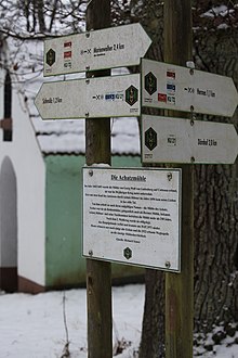 [1] Die Wegweiser zeigen, dass man von der Achatzmühle 2,4 km nach Marienweiher und 1,1 km nach Hermes läuft.