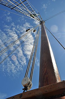 [2] Der wichtigste Teil des stehenden Gutes ist der Mast, hier aus Holz.