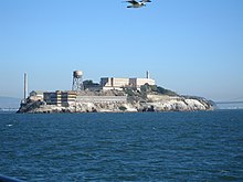 [1] Ein ehemaliges US-amerikanisches (Bundes-)Gefängnis auf der Insel Alcatraz in Kalifornien, USA