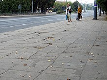 [1] mit Stolpersteinen gespickter, beschädigter Gehweg in Lublin, Polen; Aufnahme vom 23. August 2008