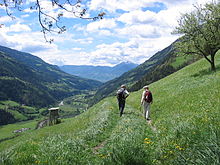 [1] zwei Menschen bei einer Wanderung