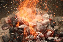 [1] Kohle erzeugt große Hitze beim Verbrennen.