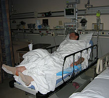 [1] Ein Patient erwacht langsam nach einer OP im Aufwachraum.