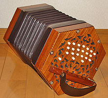 [1] eine englische Concertina, eine klassische Quetschkommode