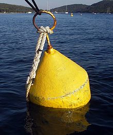 [1] eine Boje zum Festmachen von Yachten