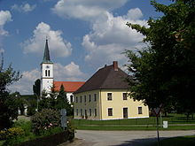 [1] Pfarrhaus in Ascholtshausen vor der Pfarrkirche Mariä Himmelfahrt