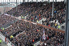 [1] Zuschauer bei einem Fußballspiel des FC St. Pauli (Nordtribüne)