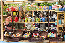 [1, 2] buntes Geschirr an einem Marktstand