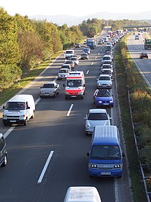 [1] Krankenwagen in einer Rettungsgasse auf der BAB 659 bei Viernheim;
Aufnahme von Benutzer LosHawlos am 17. Oktober 2005