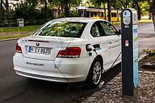 [1] Die Batterien eines Elektroautos werden geladen.