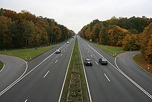 [1] eine Straße mit vier Fahrspuren