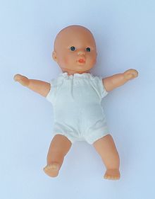 [1] moderne Puppe in Gestalt eines Kleinkindes