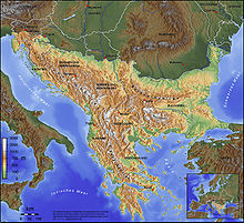 [1] die Karte zeigt den Balkan weitgehend nach der Definition von Jovan Cvijić mit der Nordwestabgrenzung Isonzo-Vipava-Postojna-Krka-Save, also die Grenze zwischen Alpen und Dinarischem Gebirge