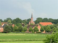 [5] Auf dem Land steht in vielen Dörfern nur ein höheres Gebäude: eine Kirche.