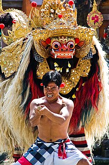 [3] Balinesischer Tänzer vor einem Barong, dem König der guten Geister in löwenartiger Gestalt