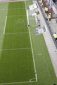 [1] Der Torwart hält den Ball vor der Grundlinie.