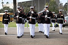 [6a] Ein Zug übt für eine Parade.