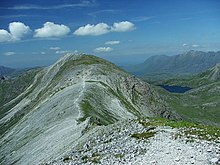 [1] Ein Wanderweg, auf dem Gratwanderungen gemacht werden: Bei einem Fehltritt fällt man links oder rechts hinunter.