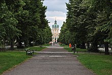 [1] Die Grünanlage von Schloss Charlottenburg in Berlin ist sehr schön.