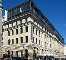 [1] gläserene Aufstockung auf ein historisches Gebäude in Berlin