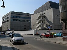 [1] Die Rückseite der Deutschen Oper Berlin zeigt das Parkhaus in der Krummen Straße.