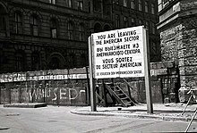 [1] Die Sektorengrenze war bis August 1961 an vielen Stellen passierbar, mit dem Mauerbau war die Berlin geteilt.