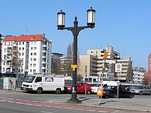 [1] eine Leuchte als Teil der Straßenbeleuchtung einer Stadt