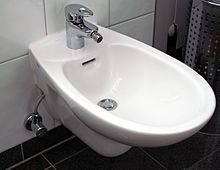 [1] ein weißes Bidet