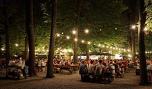 [1] Biergarten im Sommer bei Nacht in München