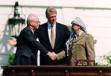 [2] Eine der Gesten des 20. Jahrhunderts, die den Wunsch nach Frieden im Nahen Osten versinnbildlicht: Handschlag zwischen Jassir Arafat und Jitzchak Rabin nach der Unterzeichnung des Autonomieabkommens in Washington, 13. September 1993