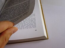 [1] die Seiten eines Buches werden an den Ecken umgeblättert