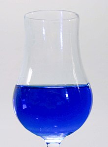[1] ein Glas mit tiefblauem Curaçao